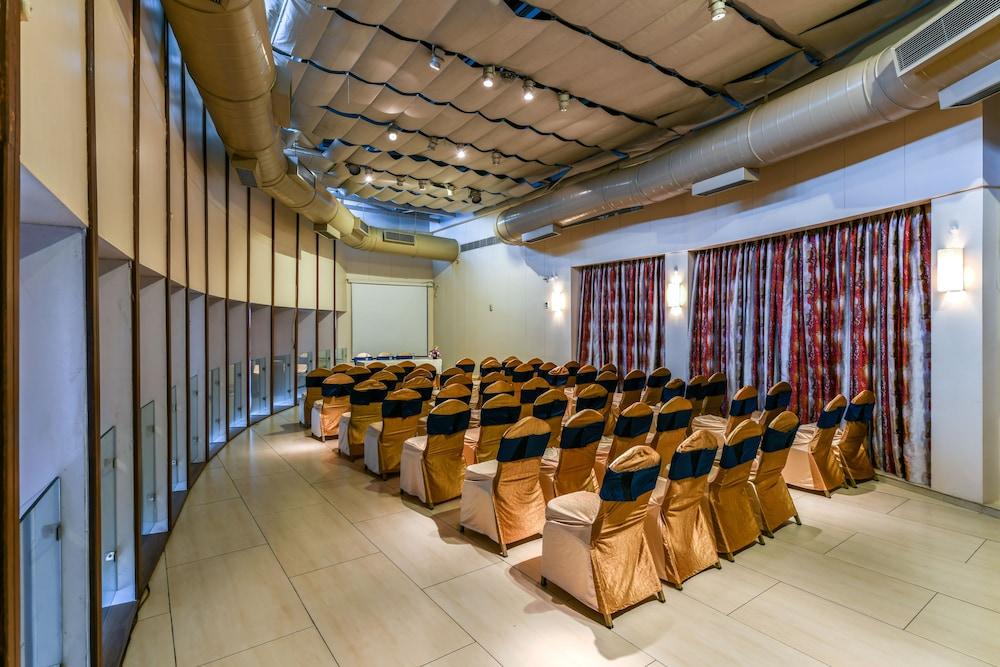 The Regale By Tunga Hotel Mumbai Exterior photo