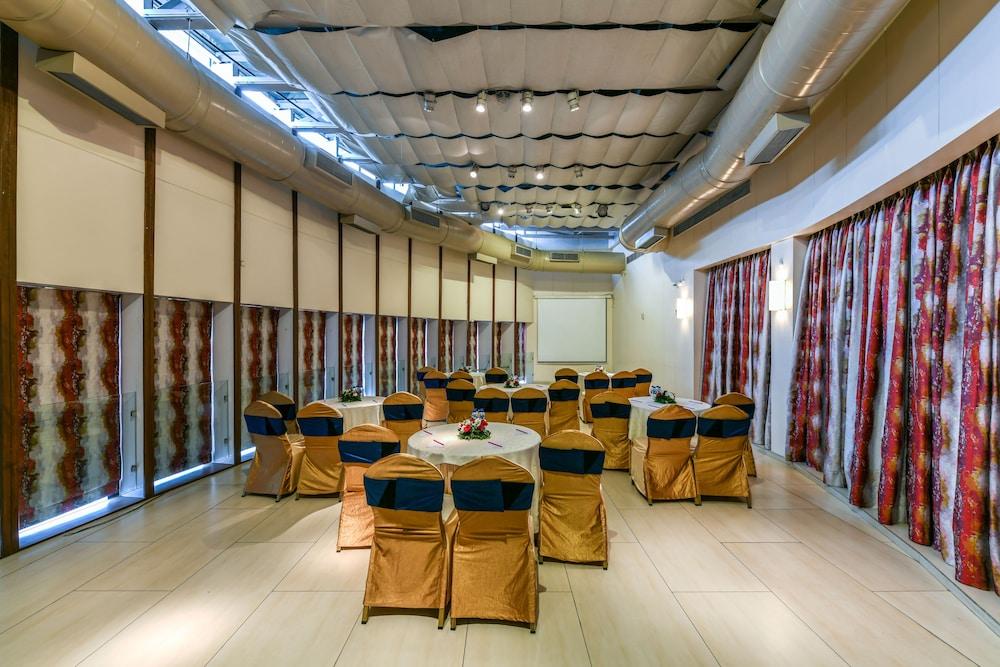 The Regale By Tunga Hotel Mumbai Exterior photo
